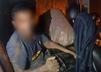 SALAH seorang pendatang asing tanpa izin yang ditahan ketika cuba dibawa transporter selepas memasuki negara ini melalui jalan laut di Pantai Telok Kerang di Pontian, Johor.