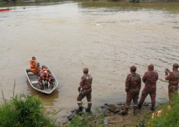 DUA anjing pengesan unit K9 Jabatan Bomba dan Penyelamat Malaysia (JBPM) digunakan dalam operasi mencari dan menyelamat (SAR) seorang pemuda yang dipercayai lemas di Sungai Cerul di Kemaman. - UTUSAN/NIK NUR IZZATUL HAZWANI NIK ADNAN
