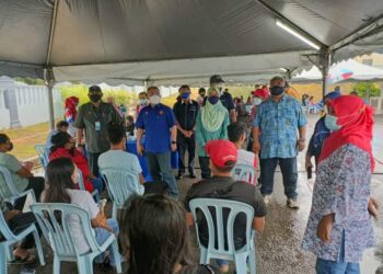 DR. Adham Baba (berdiri dua kiri) ketika meninjau Program Outreach Vaksinasi bersama IJN di Dewan Serbaguna Semanggar, Kota Tinggi, Johor.