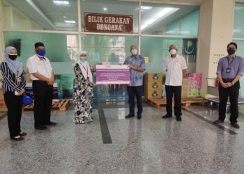 MAHDZIR Khalid (tiga kanan) menyempurnakan gimik penyerahan dua kontena sejuk beku bagi menempatkan mayat mangsa Covid-19 dan dua PAPR kepada Pengarah HSB, Dr. Zaiton Udin di HSB, Alor Setar.