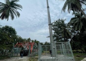 STESEN pemancar sementara di Kampung Gelong Badak, Bachok siap dipasang bagi membolehkan penduduk boleh menikmati semula perkhidmatan telekomunikasi yang terjejas hari ini. - IHSAN SKKM