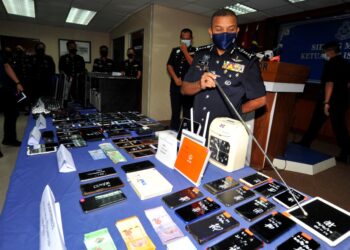 AYOB Khan Mydin Pitchay menunjukkan antara gajet yang dirampas dalam Op Dadu Kontinjen Johor yang digunakan untuk judi dalam talian pada sidang akhbar di IPK Johor Bahru di Johor. - UTUSAN/RAJA JAAFAR ALI
