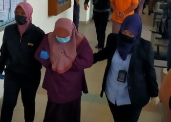 LIMA individu yang ditahan oleh SPRM bagi membantu siasatan kes rasuah di sebuah Pejabat Tanah dan Daerah dibawa ke Mahkamah Majistret, Alor Setar hari ini. - UTUSAN/MOHD. RAFIE AZIMI