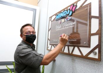 HASNI Mohammad menandatangani plak perasmian selepas tinjauan ke Klinik Kaunseling MindX di Pejabat YPKDT Bandar Segamat, di Johor.