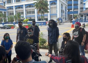 ANTARA penganjur dan aktivis yang hadir di IPD Dang Wangi pagi ini untuk diambil keterangan berhubung perhimpunan ‘Keluar dan #Lawan’ di sekitar Dataran Merdeka pada Sabtu lalu.