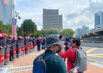 ANGGOTA polis berkawal di sekitar Dataran Merdeka.