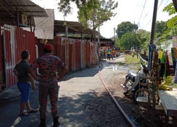 PASUKAN bomba berdepan kesukaran untuk masuk ke lokasi kebakaran di sebuah bengkel pembuatan besi di Lorong Batu Lanchang, Taman Besi, Pulau Pinang pagi ini berikutan laluannya yang sempit.