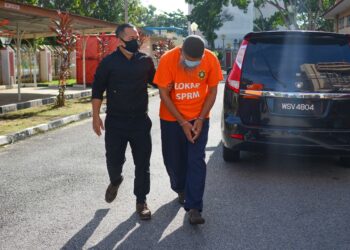 PENGERUSI koperasi direman seminggu bagi membantu siasatan kes salah guna kuasa di Mahkamah Majistret Kuala Terengganu, hari ini. - UTUSAN/PUQTRA HAIRRY ROSLI