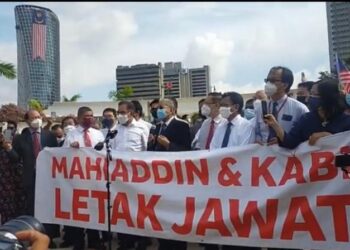 DR. MAHATHIR Mohamad ketika berucap di Dataran Merdeka.