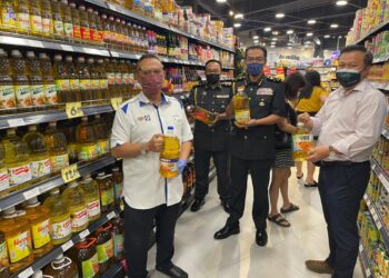 PENGUAT Kuasa KPDNHEP membuat pemantauan harga susulan penetapan harga baharu minyak masak botol di seluruh negara. - GAMBAR IHSAN KPDNHEP