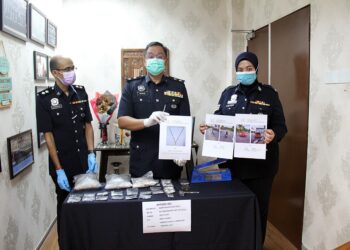ZULKIFLEE Rashid (tengah) menunjukkan dadah dan gambar barangan yang dirampas dalam serbuan di Taman Seri Bayu, Alor Gajah, Melaka. - UTUSAN/DIYANATUL ATIQAH ZAKARYA