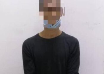 SUSPEK pecah kedai serbaneka yang ditahan polis di sebuah bilik di Seri Petaling.