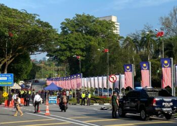 LALUAN masuk ke Bangunan Parlimen dikawal ketat oleh pihak polis.