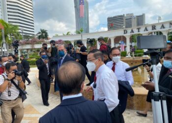 ANWAR Ibrahim dan beberapa pemimpin pembangkang berhimpun di Dataran Merdeka selepas tidak dibenarkan memasuki Bangunan Parlimen.