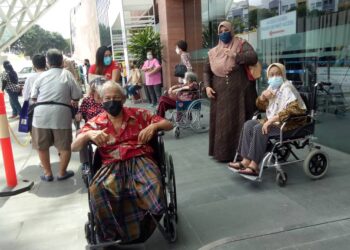 SEBAHAGIAMlN warga emas yang telah selesai mendapatkan vaksin secara 
'walk in' di Pusat Pemberian Vaksin (PPV) di Pusat Konvensyen Spice, Bayan Baru, Pulau Pinang.