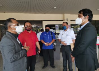 IDRIS Haron (kiri) selepas mempengerusikan mesyuarat bagi membincangkan tiga kejadian banjir di Pejabat Daerah dan Tanah (PDT) Melaka Tengah, Melaka. - UTUSAN/MUHAMMAD SHAHIZAM TAZALI