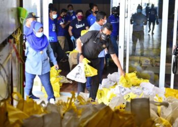 MOHD. SHAHAR Abdullah (depan) turut membantu memunggah barangan untuk bakul makanan bagi diagihkan kepada mereka yang terkesan di Taman Tas di Kuantan, Pahang berikutan PKPD di kawasan terbabit dilanjutkan hingga 14 ogos. - FOTO/SHAIKH AHMAD RAZIF