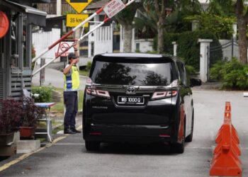 KENDERAAN yang membawa Rina Harun memasuki ke kediaman Perdana Menteri di Bukit Damansara. - UTUSAN/SHIDDIEQIIN ZON