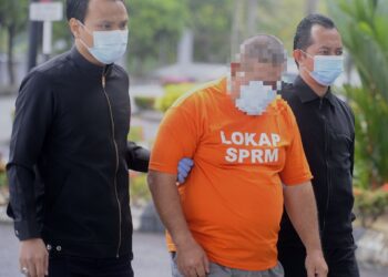SEORANG anggota polis berpangkat Sarjan dibawa ke Mahkamah Majistret Seremban oleh pegawai SPRM bagi perintah reman membantu siasatan kes meminta dan menerima suapan pada tahun lalu. - UTUSAN/MOHD. SHAHJEHAN MAAMIN