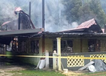 KEADAAN rumah yang terbakar sehingga mengorbankan Maryam Mihat di Jalan Charok Kit, Kampung Kemuning Sik hari ini.