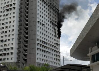 SEBUAH bilik yang dipercayai dijadikan tempat membaiki barangan elektronik di tingkat 11, flat Bayu Nyaman, Bayan Lepas, Pulau Pinang terbakar dalam kejadian kira-kira pukul 1.20 petang hari ini.