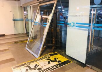 FORKLIFT yang dipercayai digunakan perompak bagi memecah masuk sebuah pasar raya sebelum melarikan pelbagai jenis telefon bimbit di dua kiosk di pasar raya berkenaan di Arau, Perlis hari ini.