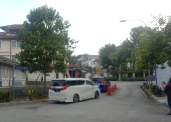 SEBUAH kenderaan SUV dengan plat menteri masuk ke pekarangan kediaman perdana menteri.