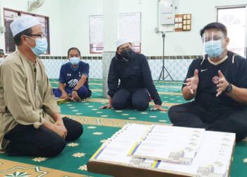 TUANKU Syed Faizuddin Putra Jamalullail (kanan) selepas berkenan menyampaikan agihan zakat MAIPs di Masjid Al Ilmi, Kampung Sungai Berembang, Kuala Perlis.