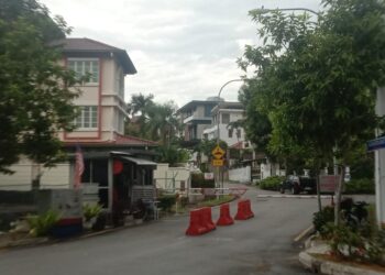 PEKARANGAN kediaman Muhyiddin Yassin di Jalan Setia Bakti 2, Bukit Damansara.