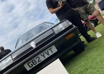 JON COUPLAND bergambar dengan Proton Saga yang diumumkan menjuarai Concours de I’Ordinaire di Lincolnshire, Britain baru-baru ini. – Foto Twitter Jon Coupland