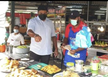 M. KUMAR (tengah) ketika turun padang meninjau masalah yang dihadapi oleh usahawan makanan seperti M. Kalesswaran di Chai Leng Park, Prai, Pulau Pinang.