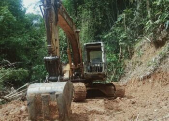 SEBUAH jengkaut yang digunakan oleh seorang lelaki untuk kerja-kerja pembersihan dan meratakan dirampas di Hutan Simpan Terenas, Sik semalam.