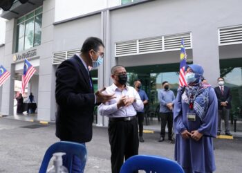 SAARANI Mohamad (tengah) ketika meninjau program SilverVax di Hospital Ar-Ridzuan di Ipoh hari ini.