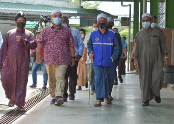 ZULKIFLI Mohamad Al-Bakri (dua kanan) semasa melawat Maahad Darul Quran (MDQ) di Rusila, Marang. - UTUSAN/PUQTRA HAIRRY ROSLI