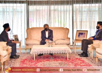 SULTAN Sharafuddin Idris Shah (tengah) dan Tengku Amir Shah (kanan) berkenan menerima menghadap Azam Baki di Istana Bukit Kayangan, Shah Alam, Selangor.