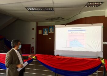 BURHANUDIN Hilmi Mohd@Harun ketika memberi penerangan mengenai paip rosak di dasar Sungai Terengganu dalam sidang akhbar di pejabat Syarikat Air Terengganu Sdn. Bhd. (Satu) di Kuala Terengganu. - UTUSAN/TENGKU DANISH BAHRI TENGKU YUSOFF