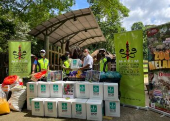 MAPIM menyerahkan sebanyak 95 kotak makanan kepada kakitangan Zoo Melaka, Ayer Keroh, Melaka yang diwakili Shadan Othman. - UTUSAN/DIYANATUL ATIQAH ZAKARYA