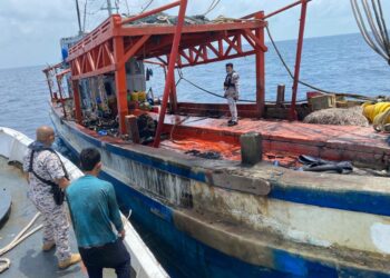 KESAN terbakar pada bot nelayan Vietnam susulan tindakan mereka membakar tayar bagi mengelak ditahan Agensi Penguatkuasaan Maritim Malaysia (Maritim Malaysia) Zon Kemaman di Kemaman, Selasa lalu.