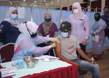 RINA Mohd. Harun ketika mengadakan lawatan dan melihat pelaksanaan PPV Skala Sederhana di Pusat Keluarga LPPKN Negeri Sembilan di Seremban. - UTUSAN/MOHD. SHAHJEHAN MAAMIN