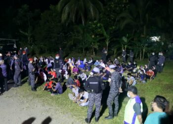 ANTARA pendatang asing tanpa izin yang ditahan dan diperiksa dalam Op Patuh Bersepadu yang diadakan di Tawau, semalam. - IHSAN IMIGRESEN SABAH