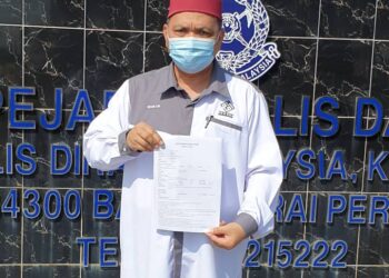 KHALIL Idham Lim Abdullah menunjukkan laporan polis yang dibuat ke atas dua pengguna Facebook kerana membuat kenyataan menghina institusi raja.