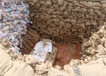 BOM era Perang Dunia Kedua seberat 226 kilogram diletupkan di lokasi asal ditemukan di Felda Triang 1 di Bera, Pahang. - UTUSAN/SALEHUDIN MAT RASAD