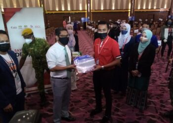 AHMAD Faizal Azumu menyampaikan sumbangan kepada PPV IDCC, Shah Alam, Selangor dalam lawatan rasminya hari ini. - UTUSAN/MOHAMAD NAUFAL MOHAMAD IDRIS