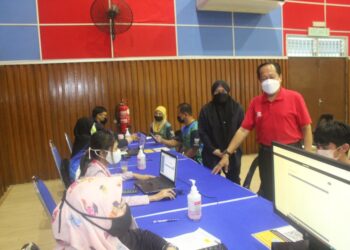 AHMAD Maslan (kanan) meninjau pengoperasian PPV ketika mengadakan lawatan ke PPV Dewan Serbaguna Benut di Pontian, Johor. - UTUSAN/MUHAMMAD ZIKRI