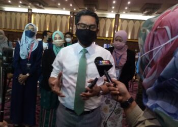 AHMAD Faizal Azumu ketika melakukan lawatan rasmi di PPV IDCC Shah Alam, Selangor. - UTUSAN/MOHAMAD NAUFAL MOHAMAD IDRIS