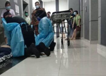 PEGAWAI perubatan memeriksa keadaan warga emas ditemukan tidak sedarkan diri dalam lif di Kajang.