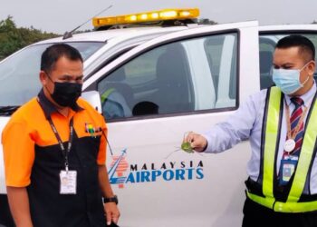 SEORANG petugas MAHB memegang pelesit yang ‘ditahan’ kerana menceroboh landasan Lapangan Terbang Sibu baru-baru ini. – GAMBAR IHSAN MAHB