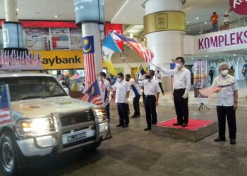 CHOW Kon Yeow (dua dari kanan) ketika merasmikan majlis pelancaran Bulan Kebangsaan dan Kibar Jalur Gemilang 2021 peringkat Pulau Pinang di Georgetown, Pulau Pinang.