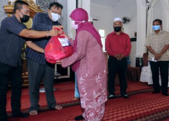 EDDIN Syazlee Shith (dua dari kiri) menyerahkan sumbangan makanan kepada salah seorang penerima dalam Program Prihatin Masjid Parlimen Kuala Pilah di Masjid Senaling, Kuala Pilah. - UTUSAN/MOHD. SHAHJEHAN MAAMIN