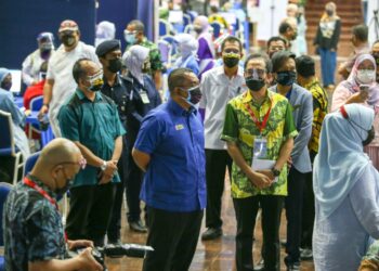 MUHAMMAD Sanusi Md. Nor (tengah) meninjau operasi Pusat Pemberian Vaksin (PPV) Outreach Institut Pengajian Tinggi (IPT) di Universiti Utara Malaysia (UUM), Sintok, Kubang Pasu hari ini. - UTUSAN/SHAHIR NORDIN